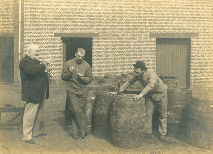 Léon, en 1900, dans la cour de son usine de Maromme, avec son neveu Jean, à droite, et son chimiste Joseph Zubelen, au centre.